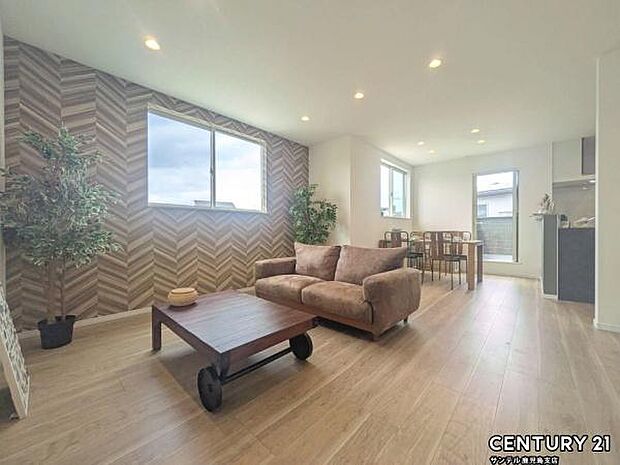 18帖のリビングです♪明るく、落ち着きのあるリビング♪ダイニングスペースも含めてゆとりのあるスペースで、ご家族でお食事や団らんしたり、ゆったりとしたご家族の時間を過ごせます♪※家具は展示用です。