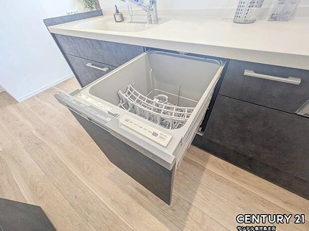 手荒れを防いで、家事の時間も削減できる食洗機付き♪高水温で洗浄をするので、衛生面的にも安心で♪片付けの時短にもなるので大活躍間違いなしです♪