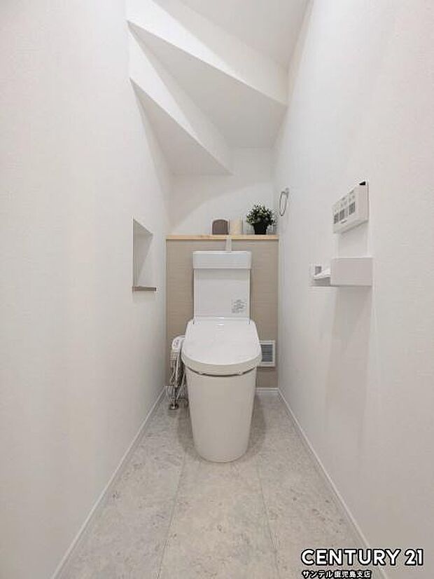 1階のウォシュレットが付いた広々として落ち着いた空間のお手洗いになります♪