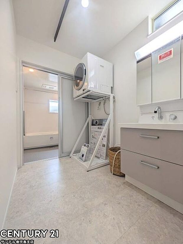 清潔感のある広々とした洗面脱衣所♪洗面台は、三面鏡の裏も収納スペースが付いており、シャワーヘッド付です！衣類乾燥機「乾太くん」標準装備(都市ガス利用)♪