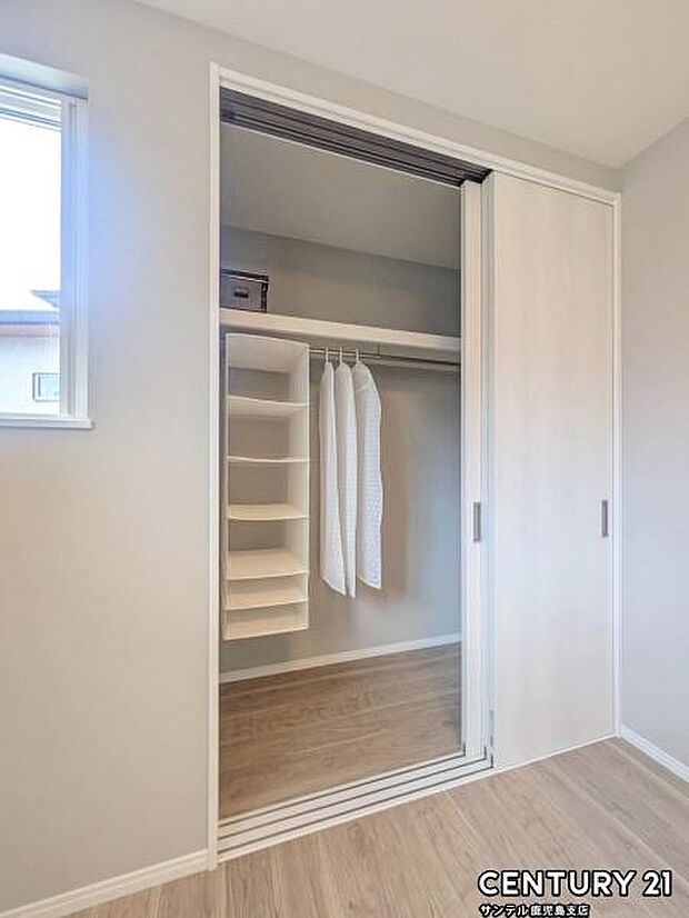 6帖洋室のクローゼットです♪丈の長いコートやお子様の制服、スーツなど収納でき、お洋服選びが楽しくなりますね♪