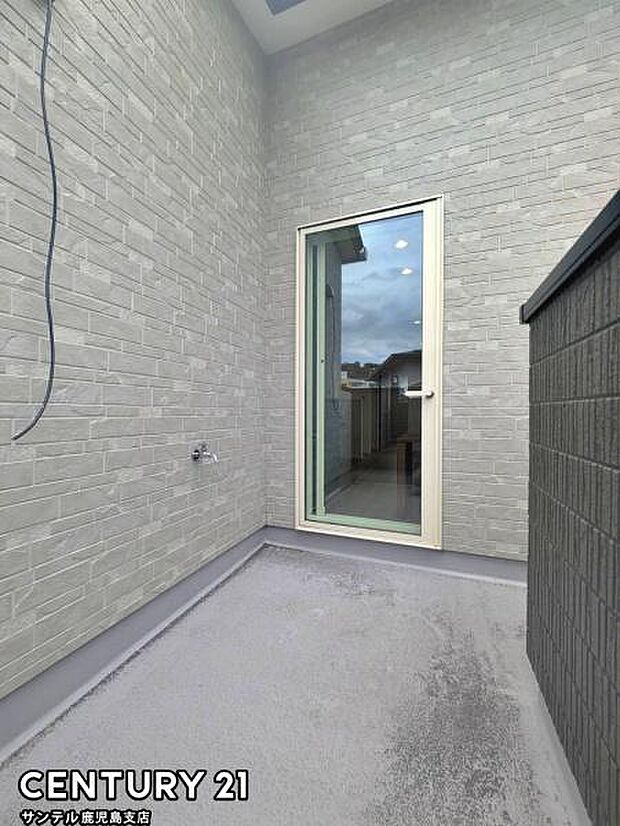 ぽかぽかした天気の良い日は、洗濯物を外で干すことが出来ます♪水栓も付いているので、バルコニーのお掃除も出来ます！