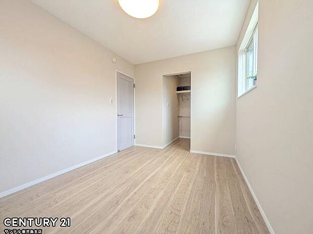 リビング横の6帖の洋室です♪大きな寝具などを置いてもゆとりがあります♪しっかり日が差し込みますので気持ちの良い目覚めができる素敵な洋室になります♪