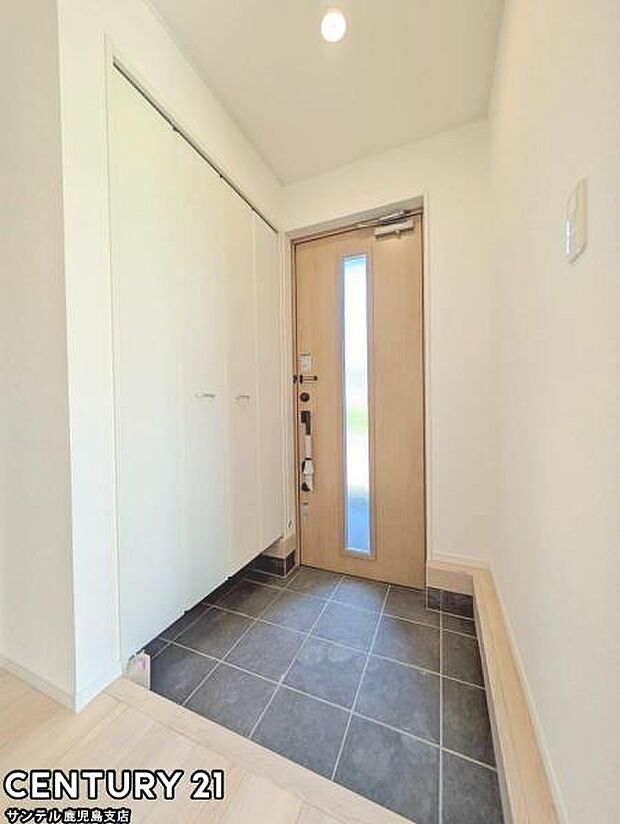 ご新居への出入り口になる明るい玄関には、たくさんの靴を収納できるシューズボックスが付いております♪いつも清潔感のあるすっきりとした玄関スペースを確保できますよ♪