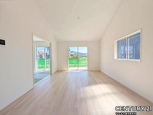 16.5帖のリビングです♪明るく、落ち着きのあるリビング♪ダイニングスペースも含めてゆとりのあるスペースで、ご家族でお食事や団らんしたり、ゆったりとしたご家族の時間を過ごせます♪