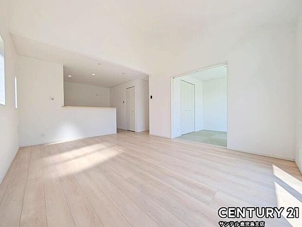 16.5帖のリビングです♪カウンターキッチンからリビングにいるご家族やお子様の様子が見えるので、コミュニケーションがとりながら、ご家族の大切な時間を共有できるリビングスペースです♪