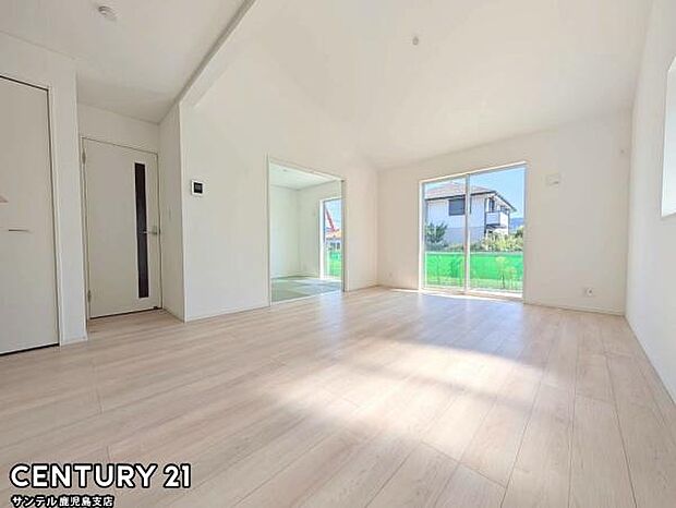 16.5帖のリビングです♪明るく、落ち着きのあるリビング♪ダイニングスペースも含めてゆとりのあるスペースで、ご家族でお食事や団らんしたり、ゆったりとしたご家族の時間を過ごせます♪