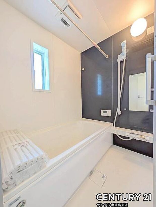 1日の疲れもゆっくり取ることのできる広々とした1坪タイプのシステムバス♪浴室乾燥、涼風、暖房、換気システムが付いておりますので、快適なバスタイムを過ごせます♪