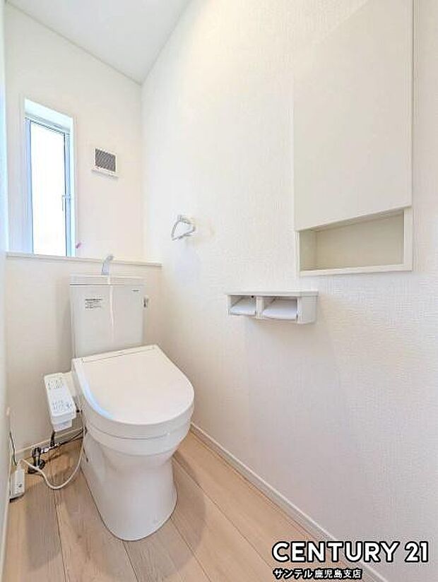 トイレの蓋は、便利な自動開閉機能が付いている温水洗浄暖房便座でございます(^^♪また、換気のできる小窓付きです♪