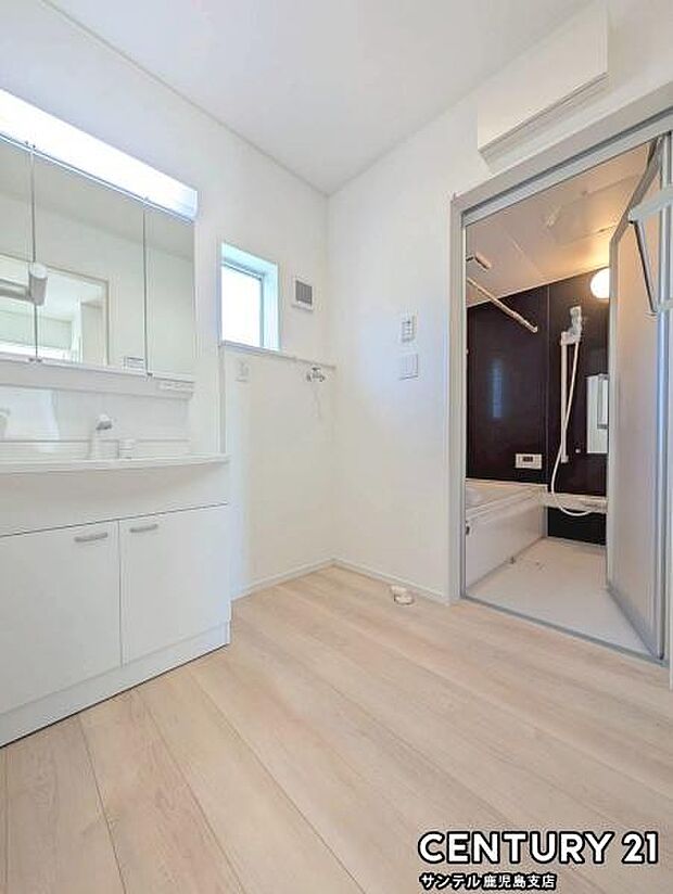 窓の付いた清潔感のあるシンプルな洗面脱衣所♪洗面台は、三面鏡の裏も収納スペースが付いており、シャワーヘッド付き!