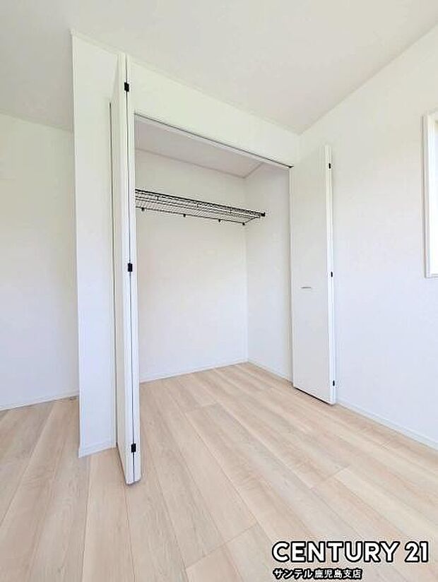 5帖洋室のクローゼット♪収納力もあるので、丈の長いコートやスーツ、衣装ケースなどもそのまま収納でき、お洋服選びが楽しくなりますね♪