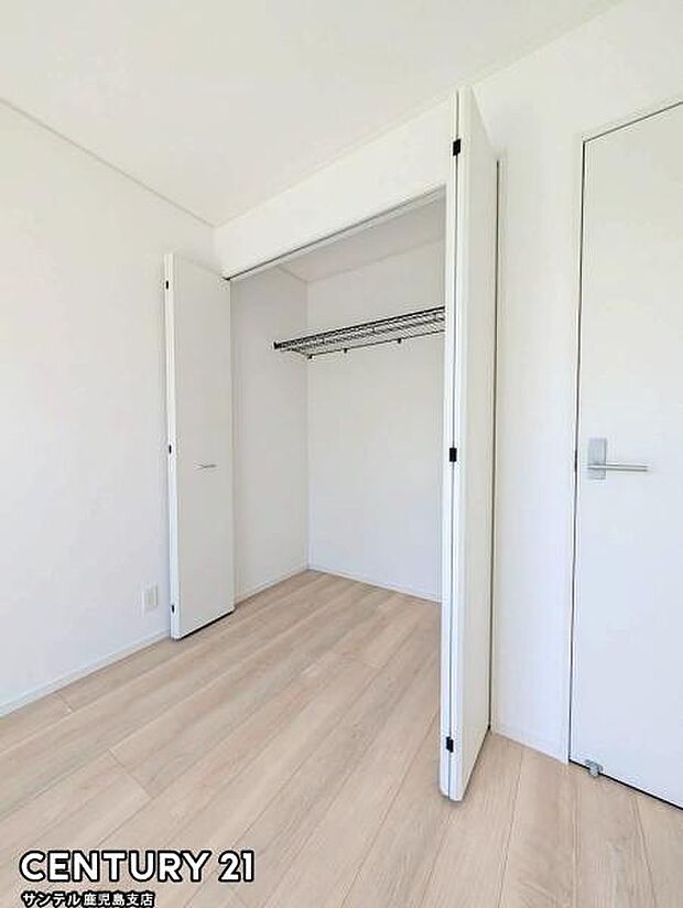 4.5帖洋室のクローゼットです♪お子様のお洋服なども十分に整理できます♪