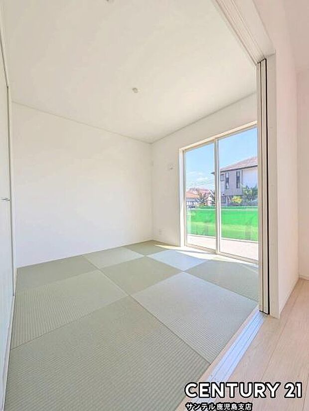 和室4.5帖です♪リビング横に和室があることで和と洋の雰囲気を味わえ素敵な空間を演出でき、お子様の遊び部屋や客間としても利用できます♪