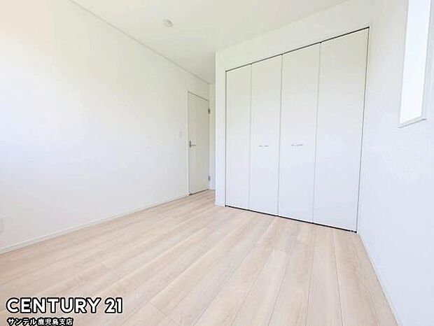 5帖の洋室です♪しっかり日が差し込みますので気持ちの良い目覚めができる素敵な洋室になります♪クローゼット収納も完備しております!