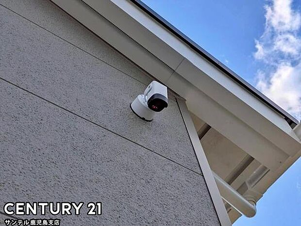 スマホアプリでいつでもどこでも確認できる防犯カメラ♪夜間は赤外線LEDで撮影、マイク付きで通話や録画でき、セキュリティー面も安心です♪