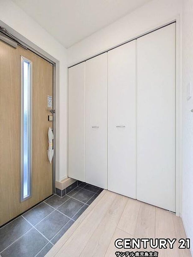 ご新居への出入り口になる明るい玄関には、たくさんの靴を収納できるシューズボックスが付いております♪いつも清潔感のあるすっきりとした玄関スペースを確保できますよ♪