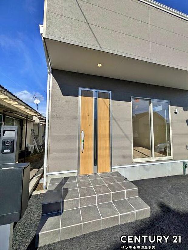 セキュリティ面でも安心なダブルロックドア玄関です♪屋根があるので、ちょっとした雨の日でも焦ることなく鍵や傘の開け閉めができます♪