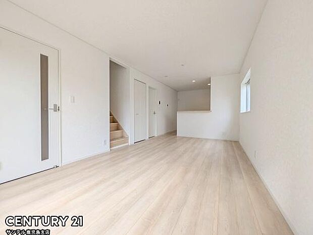 15.75帖のリビングです♪カウンターキッチンからリビングにいるご家族やお子様の様子が見えるので、コミュニケーションがとりながら、ご家族の大切な時間を共有できるリビングスペースです♪