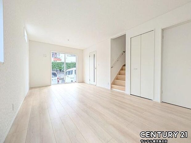 15.75帖のリビングです♪明るく、落ち着きのあるリビング♪ダイニングスペースも含めてゆとりのあるスペースで、ご家族でお食事や団らんしたり、ゆったりとしたご家族の時間を過ごせます♪