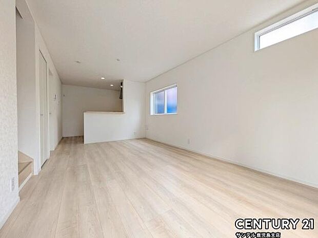 15.75帖のリビングです♪カウンターキッチンからリビングにいるご家族やお子様の様子が見えるので、コミュニケーションがとりながら、ご家族の大切な時間を共有できるリビングスペースです♪