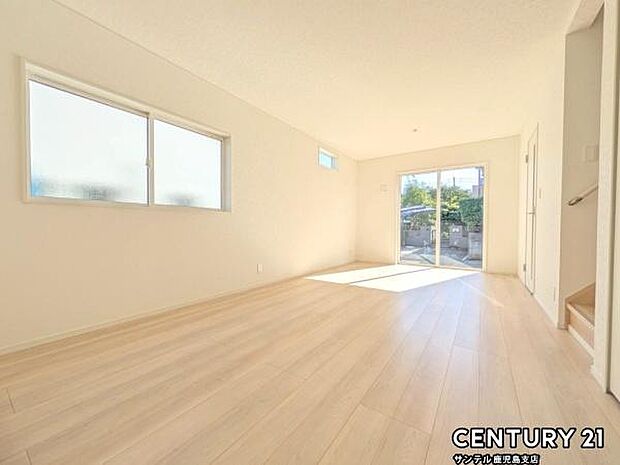 15.75帖のリビングです♪明るく、落ち着きのあるリビング♪ダイニングスペースも含めてゆとりのあるスペースで、ご家族でお食事や団らんしたり、ゆったりとしたご家族の時間を過ごせます♪