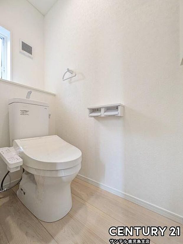 1階のウォシュレットが付いた広々として落ち着いた空間のお手洗いになります♪