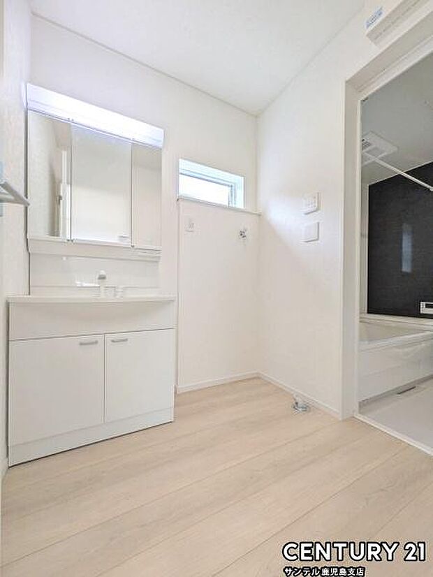 窓の付いた清潔感のあるシンプルな洗面脱衣所♪洗面台は、三面鏡の裏も収納スペースが付いており、シャワーヘッド付き!