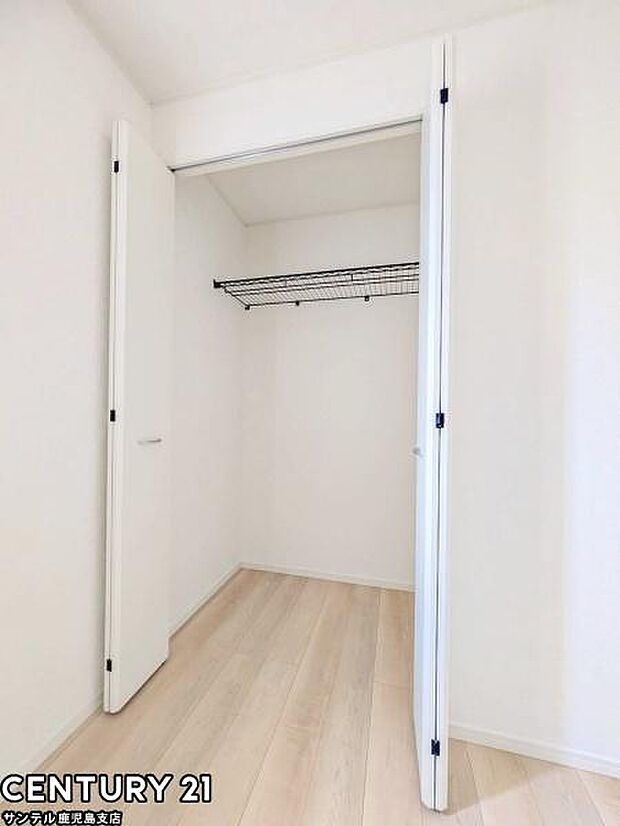 6.25帖洋室のクローゼットです♪丈の長いコートやお子様の制服、スーツなど収納でき、お洋服選びが楽しくなりますね♪