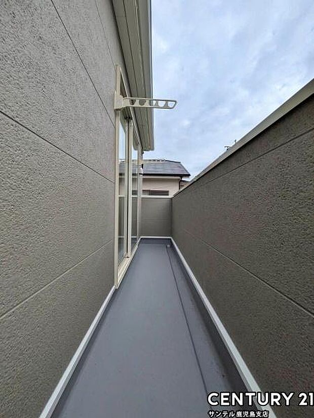 突然の雨や小雨でも安心して洗濯物を干せる広々としたインナーバルコニー♪洗濯物干し金具が付いております♪