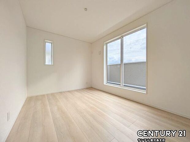 6.75帖の洋室です♪バルコニーとつながる洋室となっており、しっかり日が差し込みますので気持ちの良い目覚めができる素敵なお部屋です♪