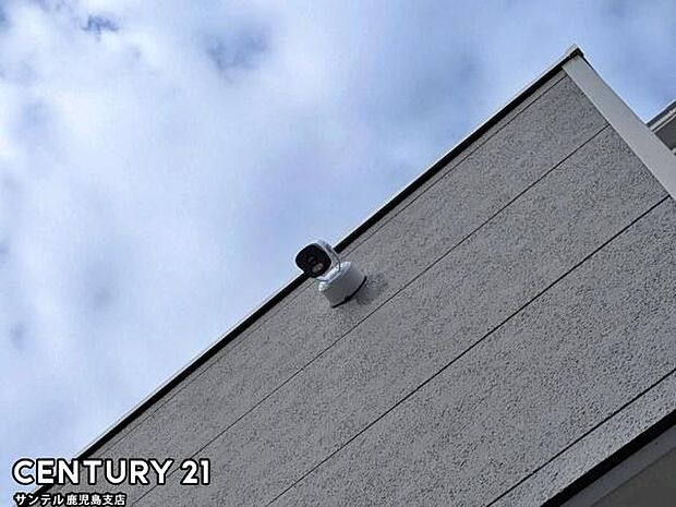 スマホアプリでいつでもどこでも確認できる防犯カメラ♪夜間は赤外線LEDで撮影、マイク付きで通話や録画でき、セキュリティー面も安心です♪