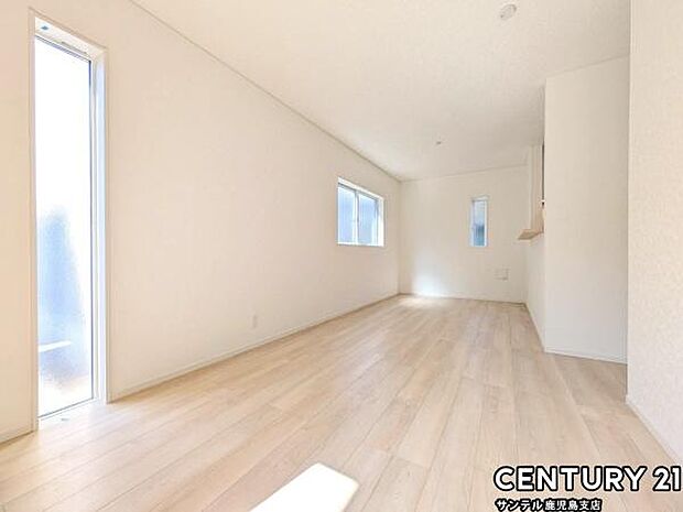 14.5帖のリビングです♪明るく、落ち着きのあるリビング♪ダイニングスペースも含めてゆとりのあるスペースで、ご家族でお食事や団らんしたり、ゆったりとしたご家族の時間を過ごせます♪