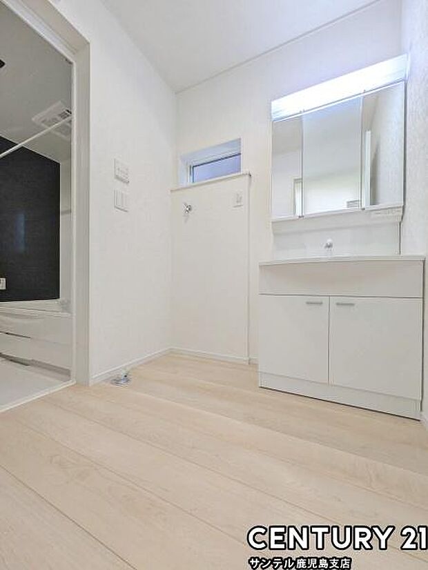 窓の付いた清潔感のあるシンプルな洗面脱衣所♪洗面台は、三面鏡の裏も収納スペースが付いており、シャワーヘッド付き！