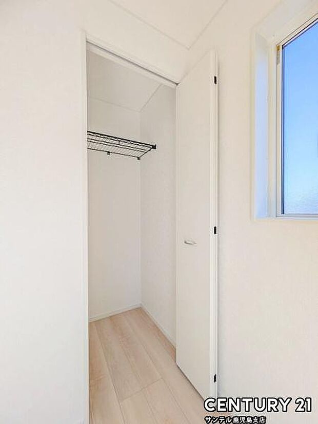 5帖洋室のクローゼットです♪お子様のお洋服なども十分に整理できます♪