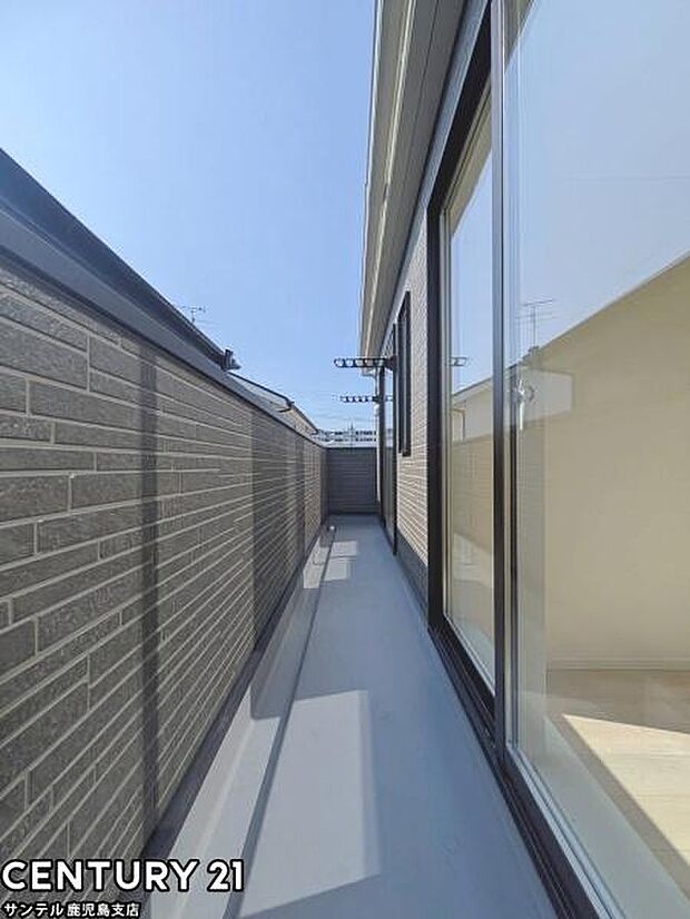 洗濯物干し金具が付いているので、ぽかぽかした天気の良い日は、洗濯物を外で干すことが出来ます♪