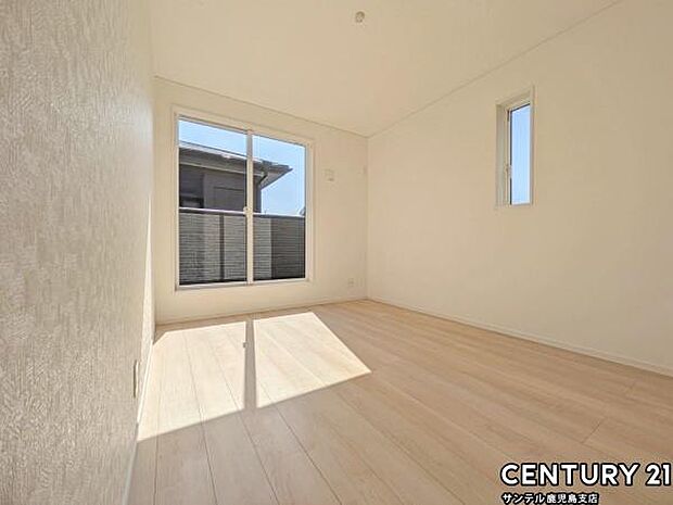 5.7帖の洋室です♪バルコニーとつながる洋室となっており、しっかり日が差し込みますので気持ちの良い目覚めができる素敵なお部屋です♪