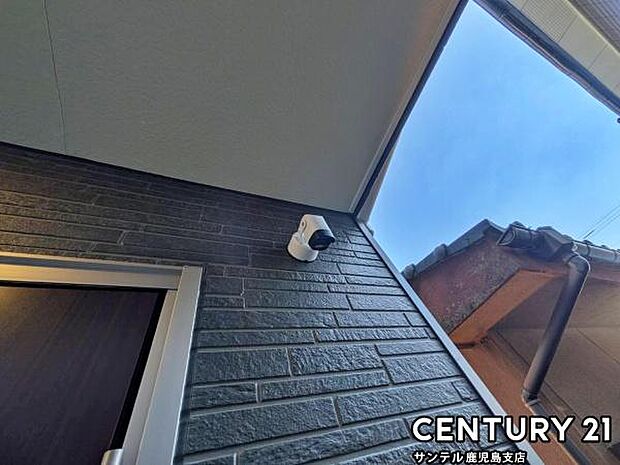 スマホアプリでいつでもどこでも確認できる防犯カメラ♪夜間は赤外線LEDで撮影、マイク付きで通話や録画でき、セキュリティー面も安心です♪