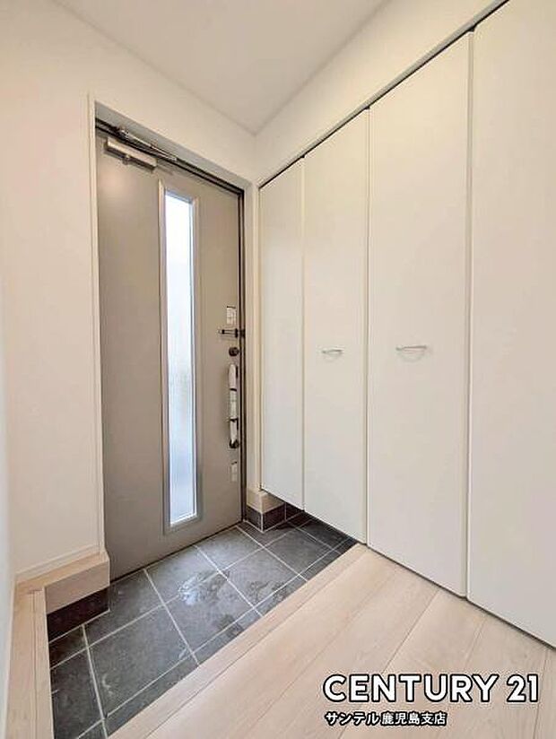 ご新居への出入り口になる明るい玄関には、たくさんの靴を収納できるシューズボックスが付いております♪いつも清潔感のあるすっきりとした玄関スペースを確保できますよ♪