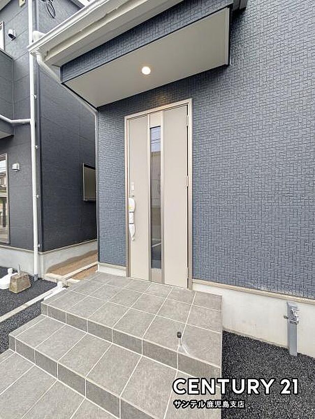 セキュリティ面でも安心なダブルロックドア玄関です♪屋根があるので、ちょっとした雨の日でも焦ることなく鍵や傘の開け閉めができます♪