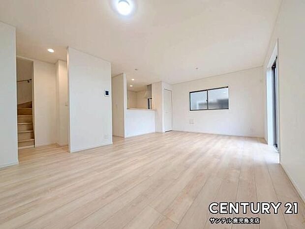 18.7帖のリビングです♪カウンターキッチンからリビングにいるご家族やお子様の様子が見えるので、コミュニケーションがとりながら、ご家族の大切な時間を共有できるリビングスペースです♪