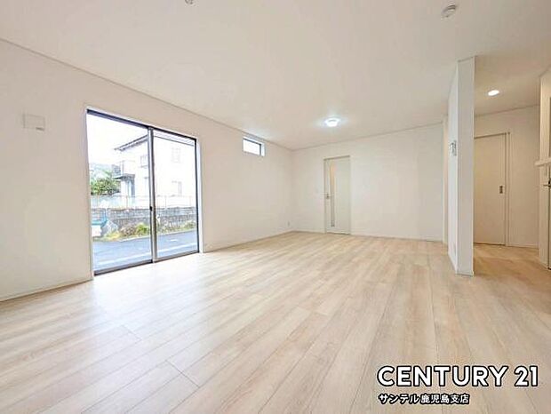 18.7帖のリビングです♪明るく、落ち着きのあるリビング♪ダイニングスペースも含めてゆとりのあるスペースで、ご家族でお食事や団らんしたり、ゆったりとしたご家族の時間を過ごせます♪