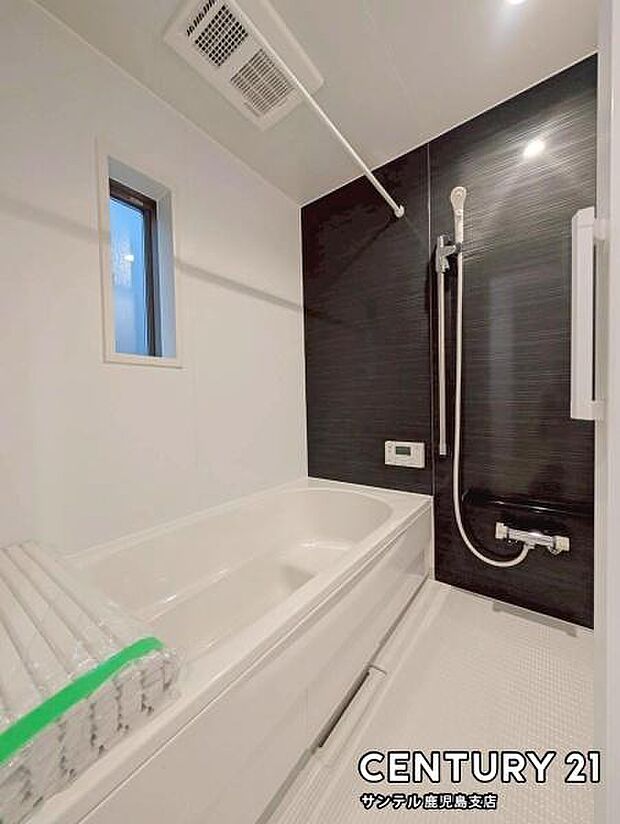 1日の疲れもゆっくり取ることのできる広々とした1坪タイプのシステムバス♪浴室乾燥、涼風、暖房、換気システムが付いておりますので、快適なバスタイムを過ごせます♪