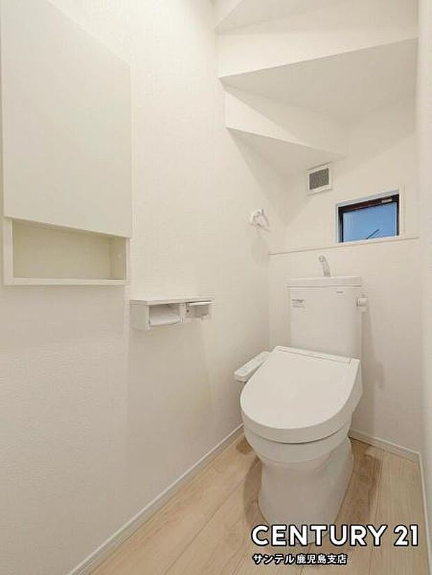 1階のウォシュレットが付いた落ち着いた空間のお手洗いになります♪