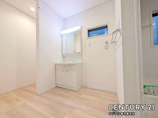 窓の付いた清潔感のあるシンプルな洗面脱衣所♪洗面台は、三面鏡の裏も収納スペースが付いており、シャワーヘッド付き！