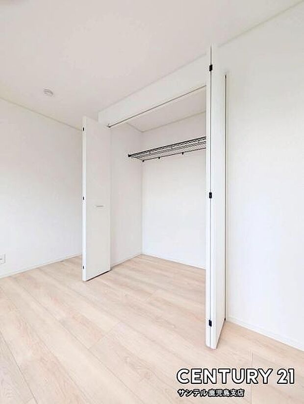 6.2帖洋室のクローゼットです♪丈の長いコートやお子様の制服、スーツなど収納でき、お洋服選びが楽しくなりますね♪