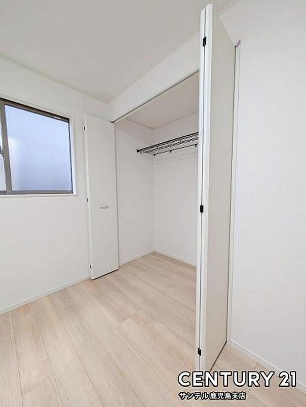 5.2帖洋室のクローゼットです♪丈の長いコートやお子様の制服、スーツなど収納でき、お洋服選びが楽しくなりますね♪