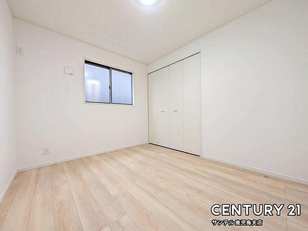 5.2帖の洋室です♪しっかり日が差し込みますので気持ちの良い目覚めができる素敵な洋室になります♪子供部屋にも十分使える仕様の洋室になっております♪