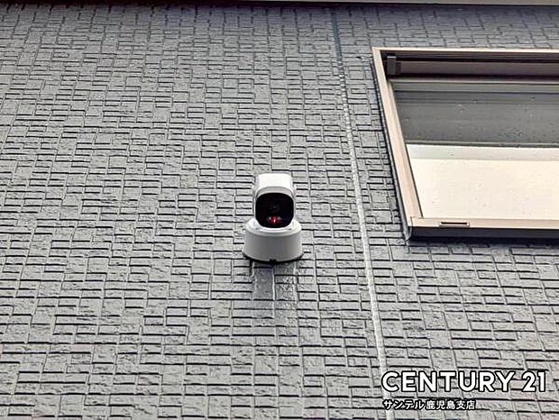 スマホアプリでいつでもどこでも確認できる防犯カメラ♪夜間は赤外線LEDで撮影、マイク付きで通話や録画でき、セキュリティー面も安心です♪