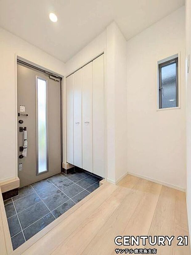 ご新居への出入り口になる明るい玄関には、たくさんの靴を収納できるシューズボックスが付いております♪いつも清潔感のあるすっきりとした玄関スペースを確保できますよ♪