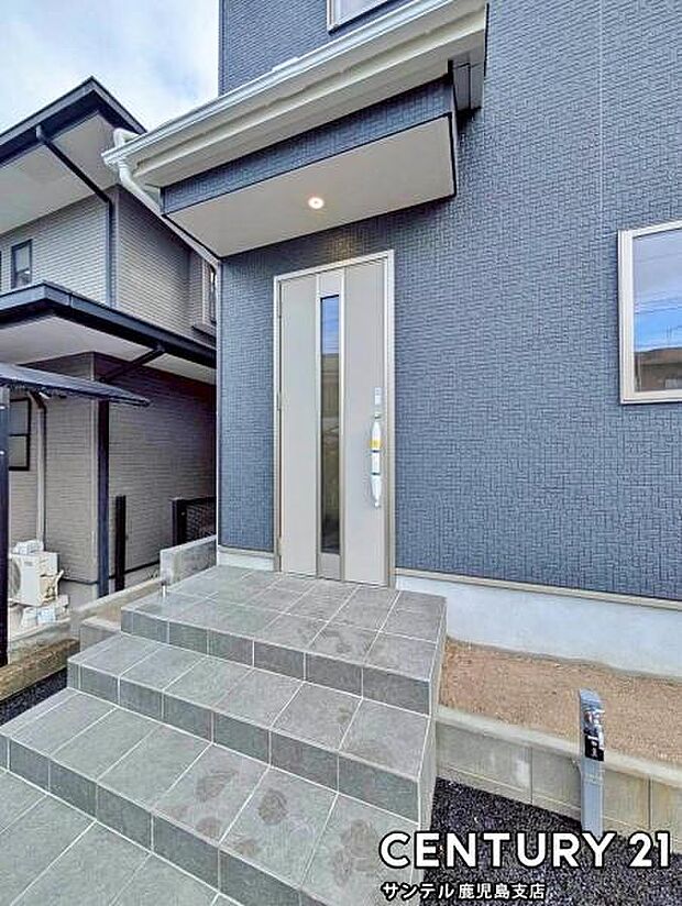 セキュリティ面でも安心なダブルロックドア玄関です♪屋根があるので、ちょっとした雨の日でも焦ることなく鍵や傘の開け閉めができます♪